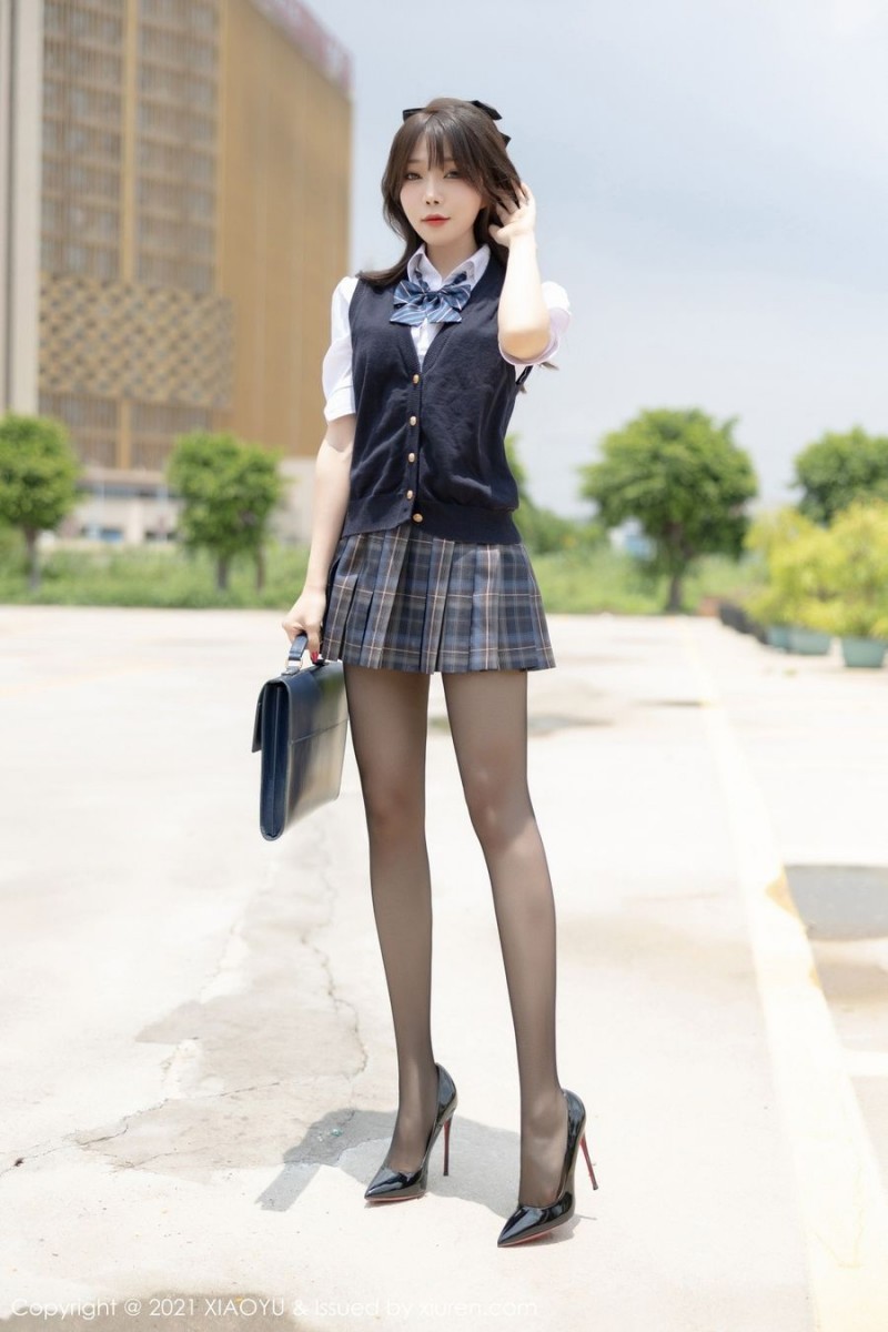 语画界性感女神芝芝Booty黑丝美腿JK制服香车美女系列写真-星之迟迟