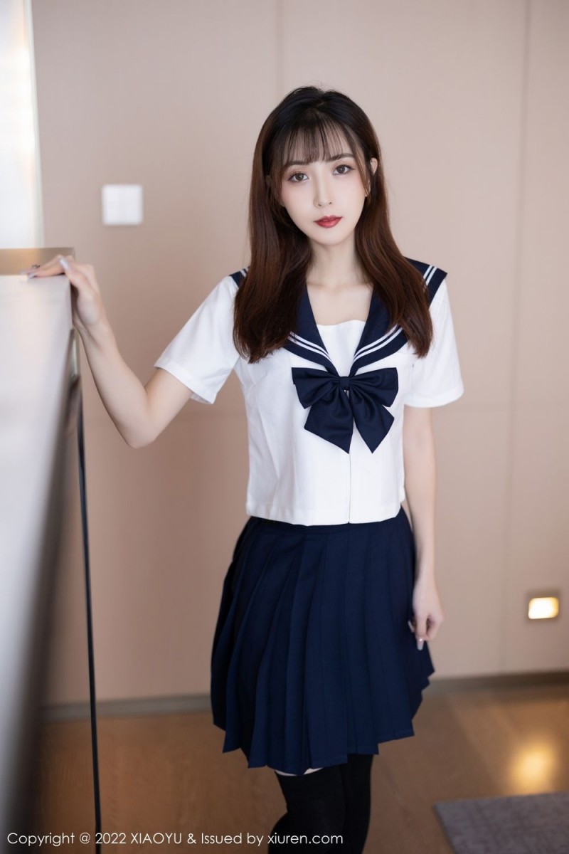 语画界美女模特林星阑白色上衣搭配黑色超短裙性感写真-星之迟迟