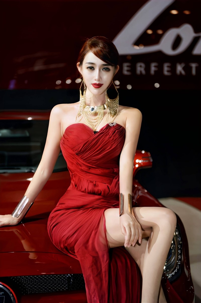 人气车模王黛施Queenly完美身材玛莎车展现场美图-星之迟迟