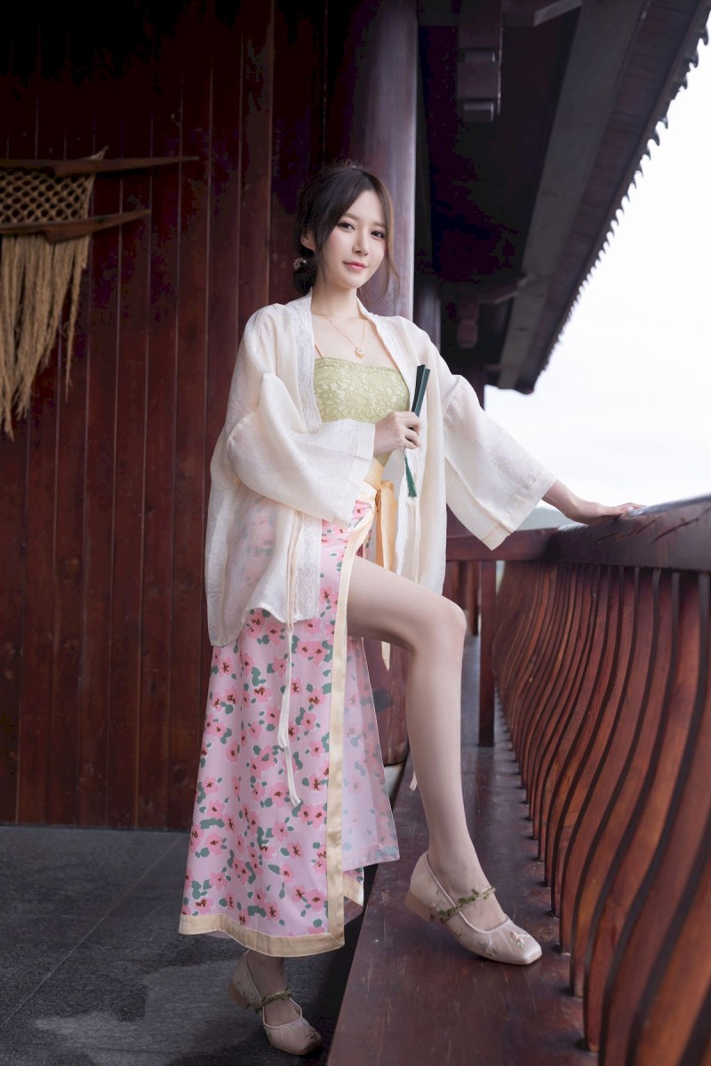 网络美女鱼子酱Fish紫色吊带长裙修长美腿居家私房写真-星之迟迟
