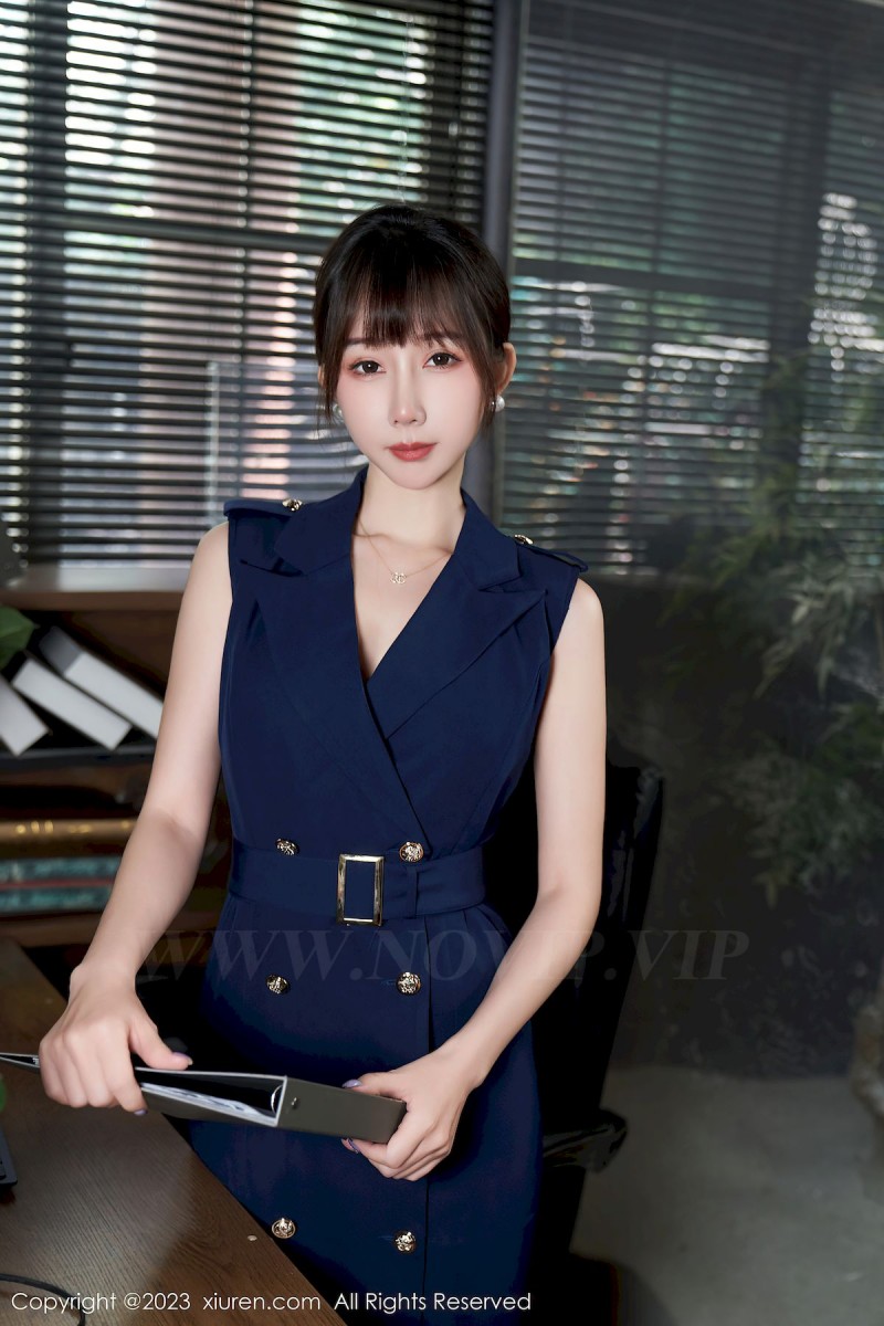 秀人网美女模特波巧酱宝蓝职业装搭配曼妙身姿性感写真-星之迟迟