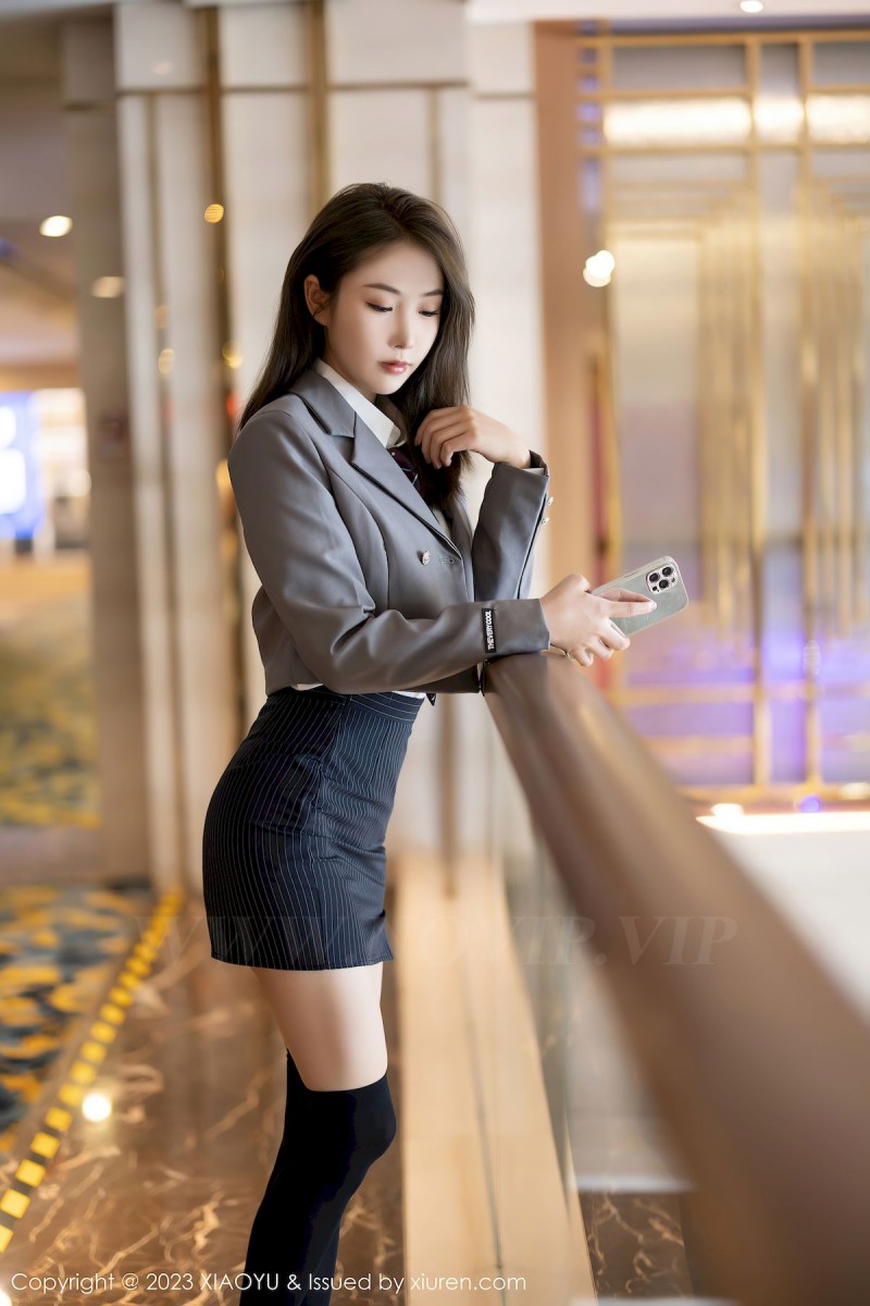 语画界美女模特苏苏阿白色上衣搭配黑色长筒袜性感写真-星之迟迟