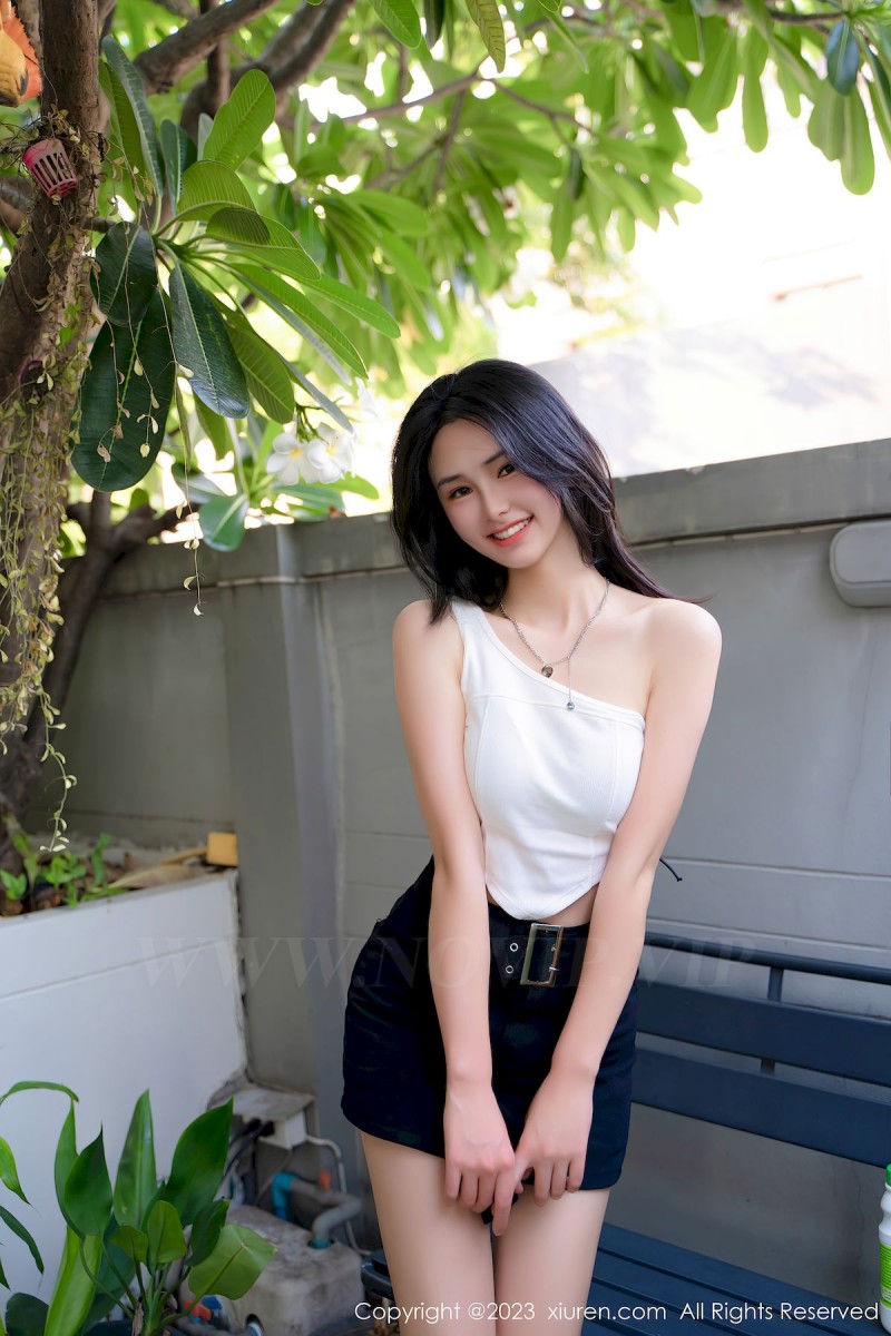 秀人网美女模特艾希儿白色上衣搭配黑色短裤性感写真-星之迟迟