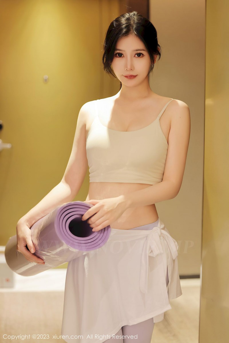 秀人网美女模特尹甜甜浅色运动服饰洁白肤色广州旅拍-星之迟迟
