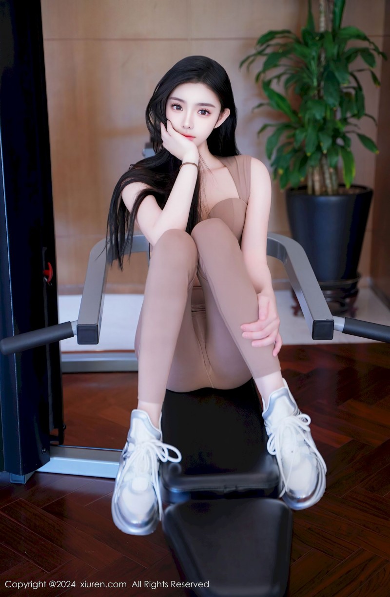 秀人网新人模特龙雪儿棕红色瑜伽紧身服饰性感写真-星之迟迟