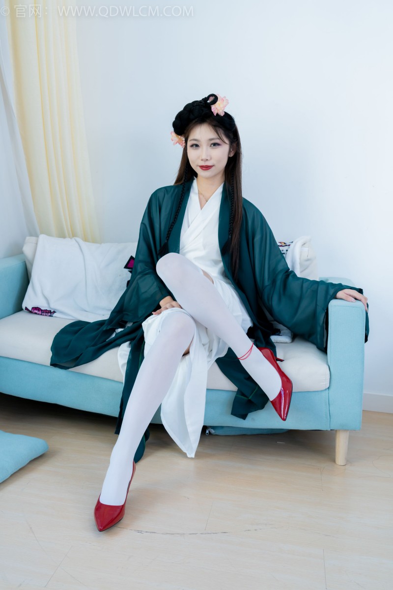 物恋传媒顶级少妇泡泡素色服饰白丝美腿性感写真-星之迟迟
