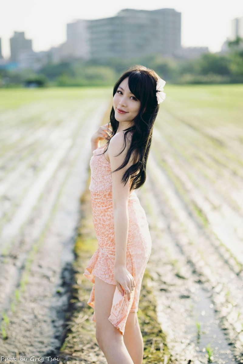 户外美女Ashley暖色连衣裙人比花娇阳光系列写真-星之迟迟