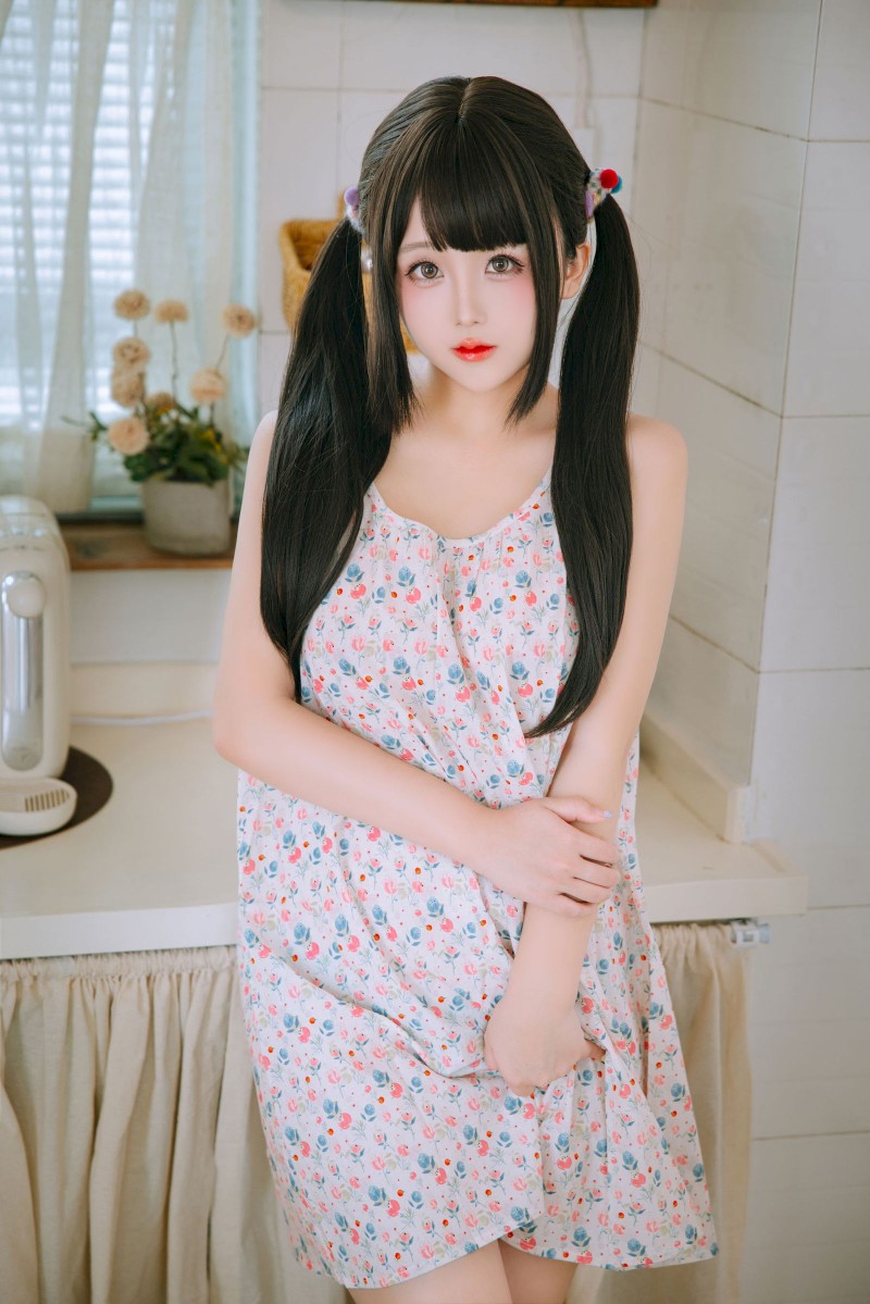 软妹子日奈娇双马尾碎花吊裙青春甜美裙装美图-星之迟迟