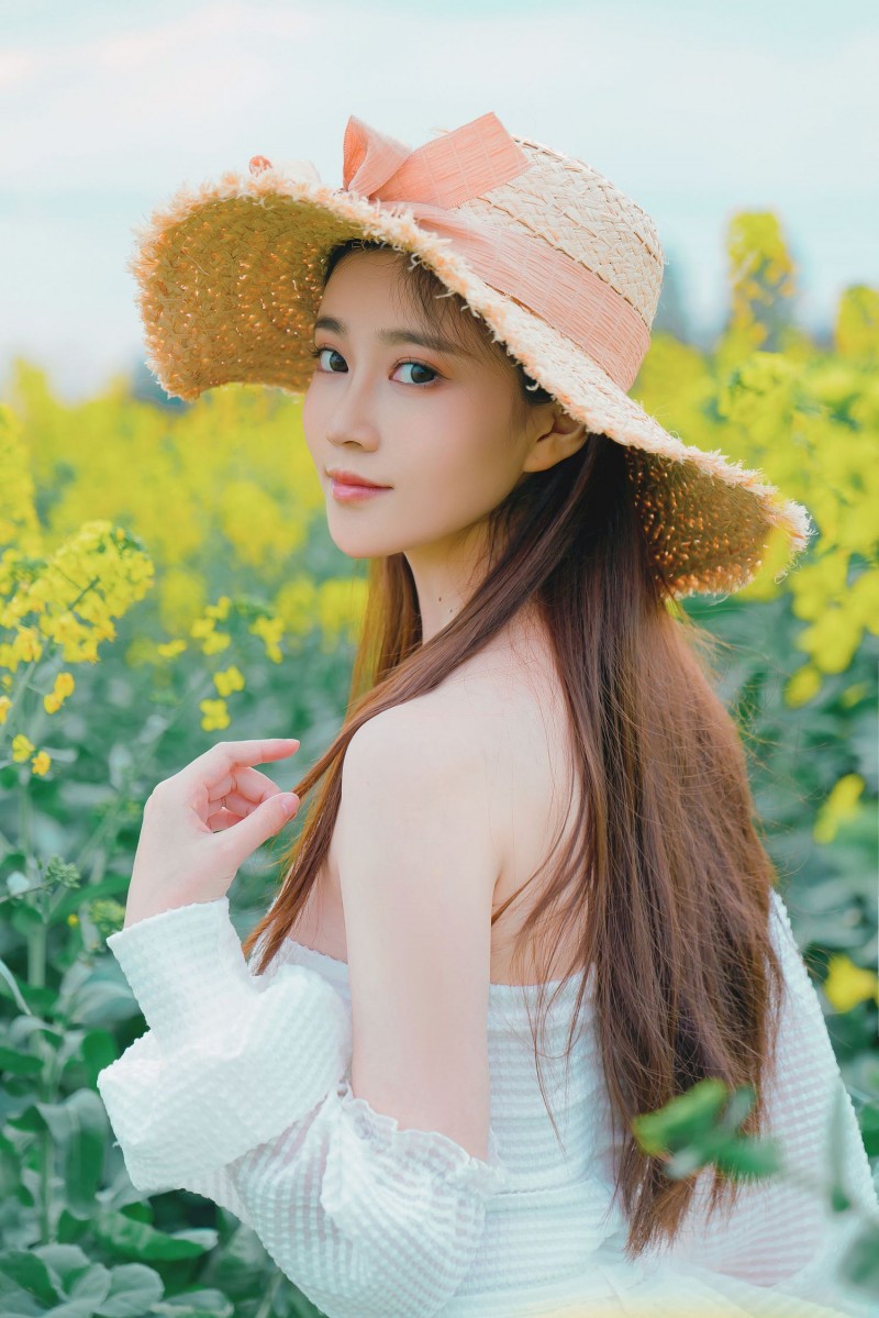 油菜花田女孩Nnian露肩白裙+戴着草帽户外写真-星之迟迟