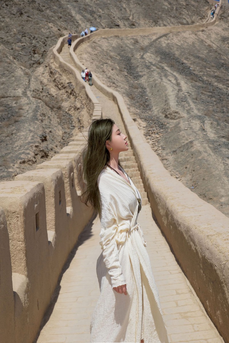 户外女神Nnian米色复古文艺范川西长城旅游写真-星之迟迟