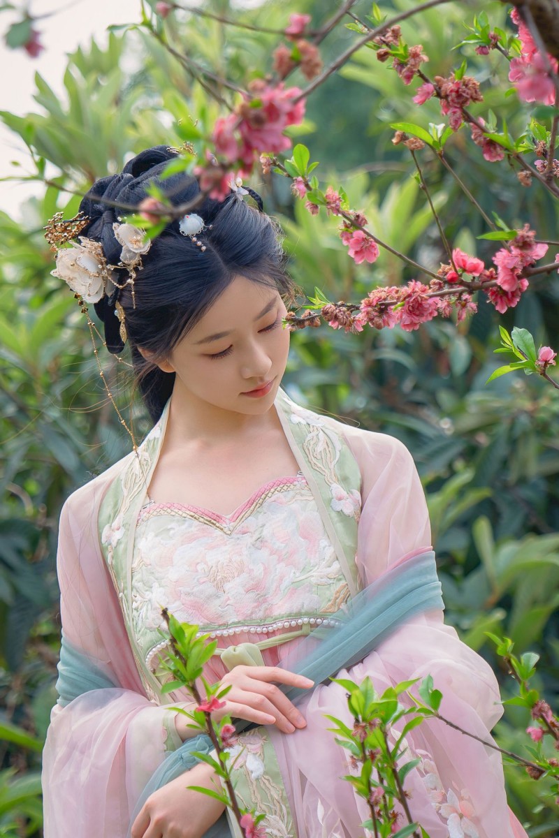 清纯少女Nnian身穿雪纺汉服海棠仙主题清丽写真-星之迟迟
