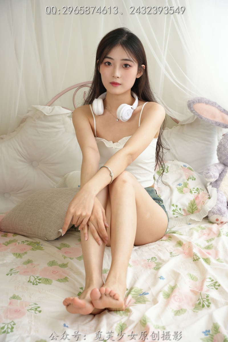 觅芙少女模特晓晓白色上衣+牛仔短裤冷艳写真-星之迟迟
